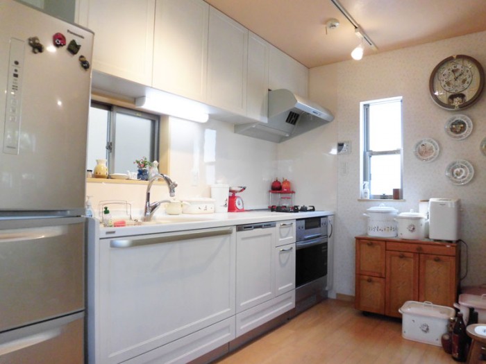 木目のぬくもりが味わい深いキッチンに